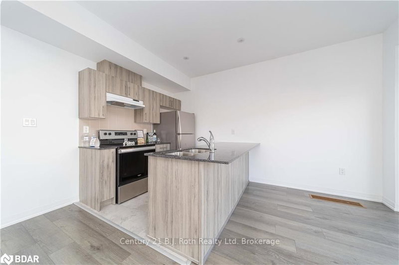 32 FAIRLANE Ave, Barrie, L9J 0M9 | Image 3