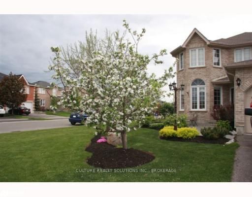 14 Round Leaf Crt, Barrie, L4N 9N3 | Image 2