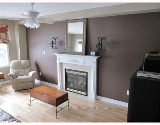 14 Round Leaf Crt, Barrie, L4N 9N3 | Image 3