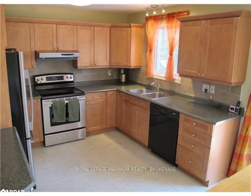 40 Kell Pl, Barrie, L4N 9K5 | Image 2