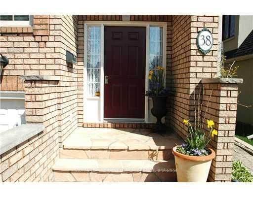 38 Kempenfelt Dr, Barrie, L4M 1B9 | Image 3