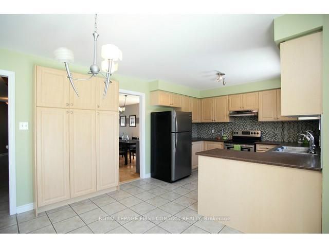 14 Round Leaf Crt, Barrie, L4N 9N3 | Image 2