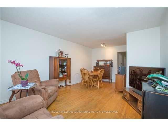 17 Burbank Pl, Barrie, L4M 2S8 | Image 3