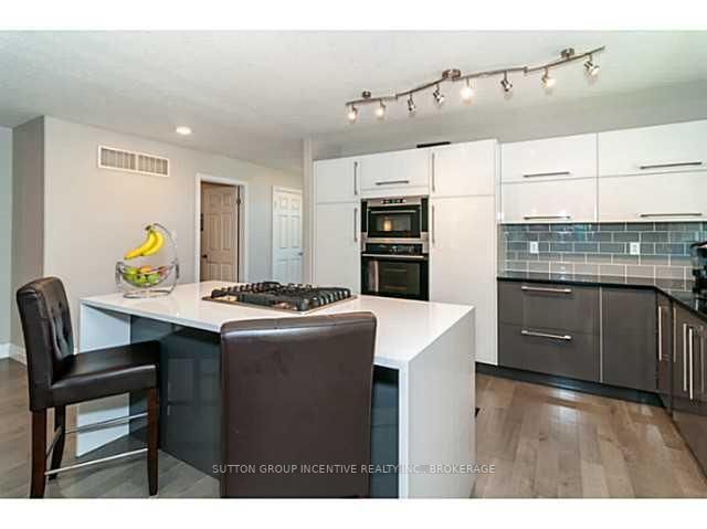 19 Falcon Cres, Barrie, L4N 0Y9 | Image 3