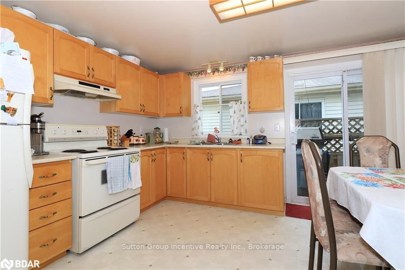 3 Hickling Tr, Barrie, L4M 5W1 | Image 3