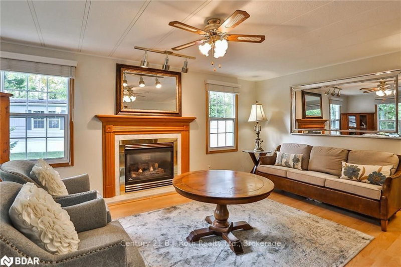 3 St James Pl, Wasaga Beach, L9Z 3A8 | Image 2