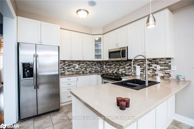 76 Forsyth Cres, Barrie, L4N 6R1 | Image 2