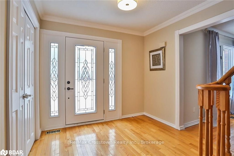 8 Malta Cres, Springwater, L9X 0P2 | Image 2