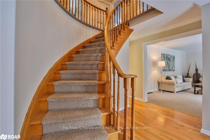 8 Malta Cres, Springwater, L9X 0P2 | Image 3