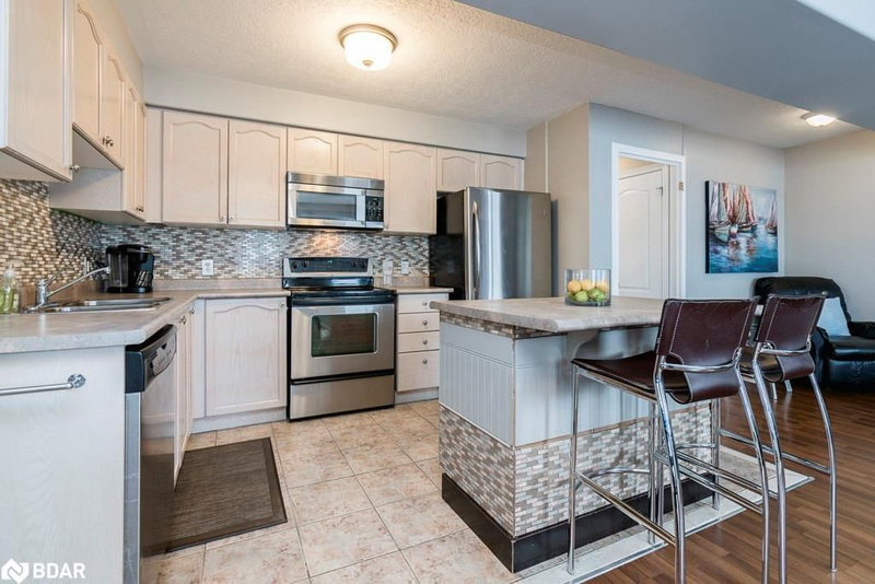 11 Silver Maple Cres, Barrie, L4N 0Y4 | Image 2