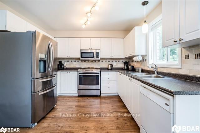 28 Shalom Way, Barrie, L4N 5X9 | Image 3