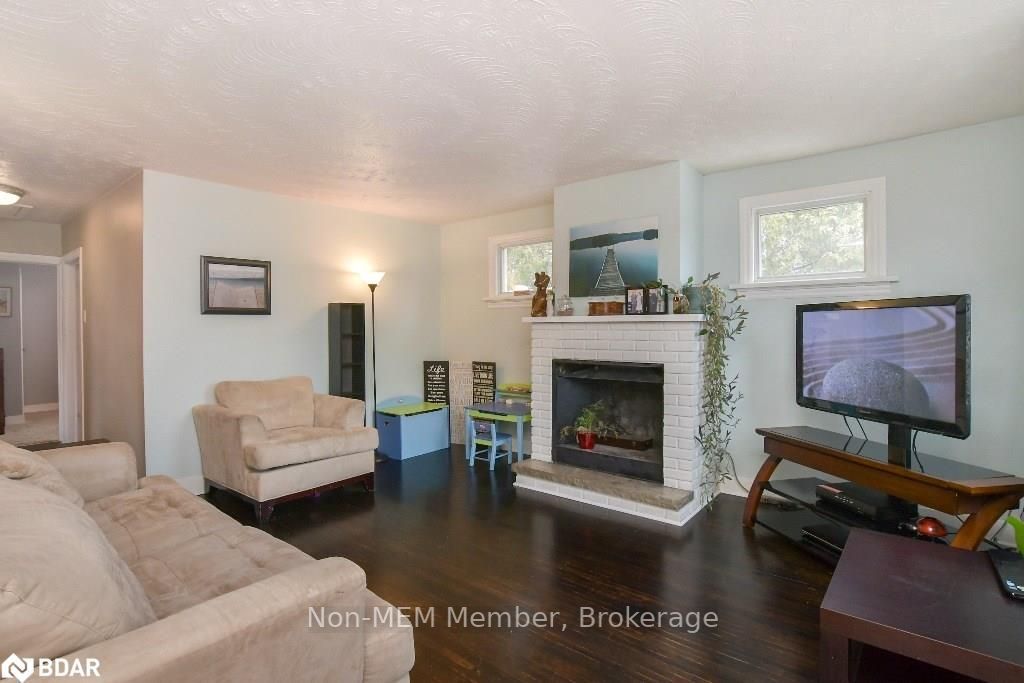 Listing Image 4