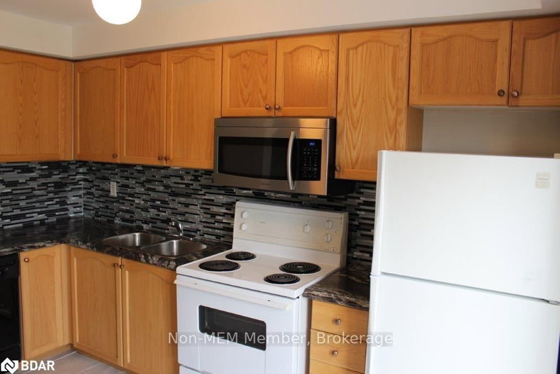 12 Sunset Pl, Barrie, L4N 0T7 | Image 3