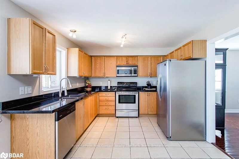 53 Priscilla's Pl, Barrie, L4N 5X6 | Image 3