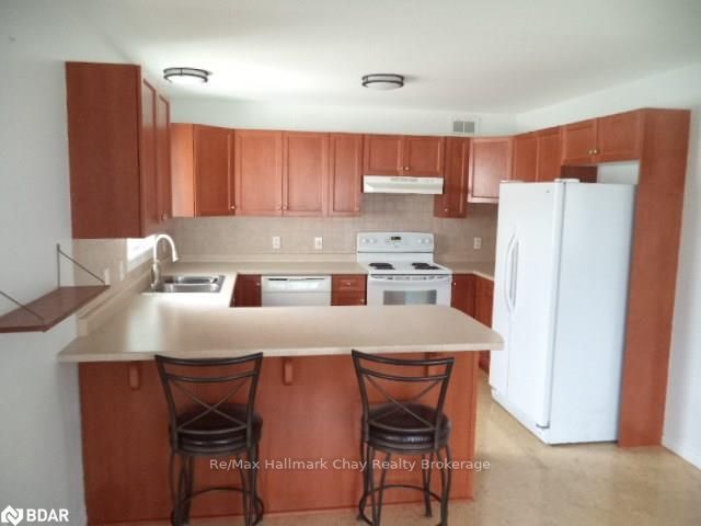 61 Pennsylvania Ave, Wasaga Beach, L9Z 3A8 | Image 2