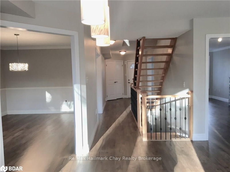 28 Shalom Way, Barrie, L4N 5X9 | Image 2