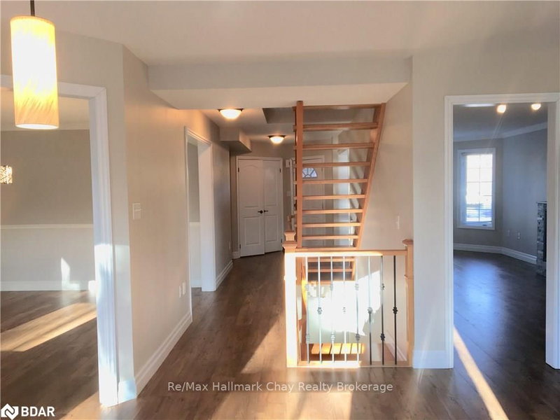 28 Shalom Way, Barrie, L4N 5X9 | Image 3