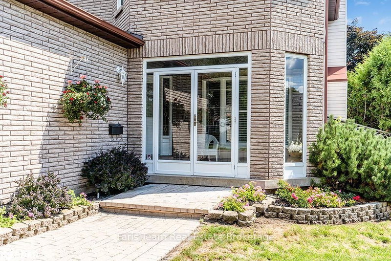 122 Browning Tr, Barrie, L4N 6R3 | Image 2