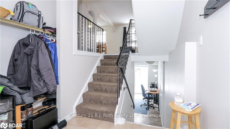 21 Robin Crt, Barrie, L4M 5L9 | Image 3