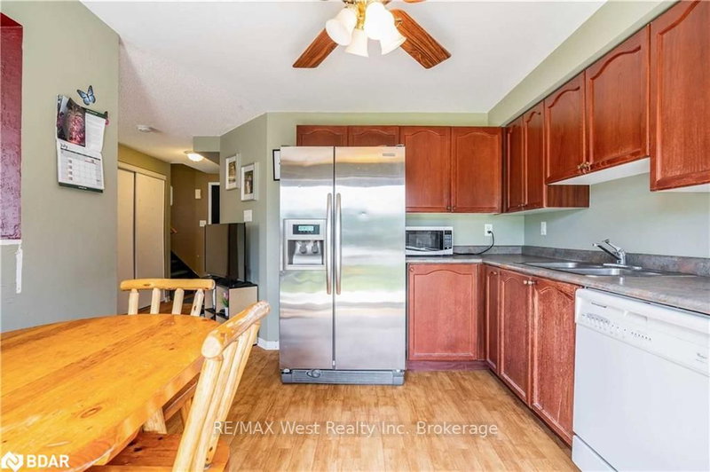 15 Hewitt Pl, Barrie, L4M 7B3 | Image 2