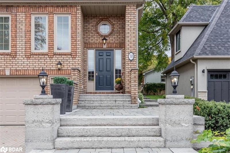 38 Kempenfelt Dr, Barrie, L4M 1B9 | Image 2