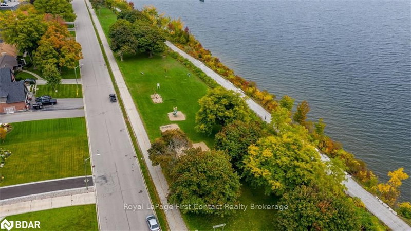 38 Kempenfelt Dr, Barrie, L4M 1B9 | Image 3