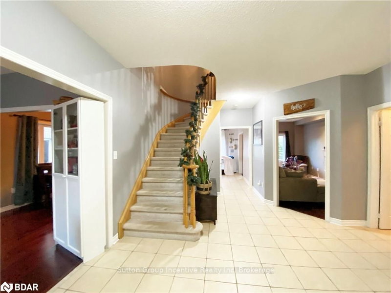 15 Surrey Dr, Barrie, L4M 0C5 | Image 2