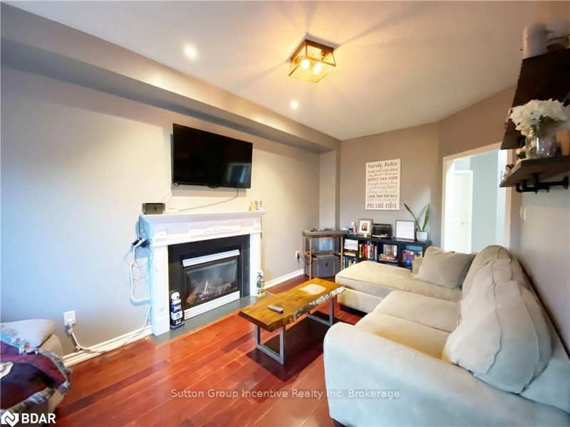 15 Surrey Dr, Barrie, L4M 0C5 | Image 3