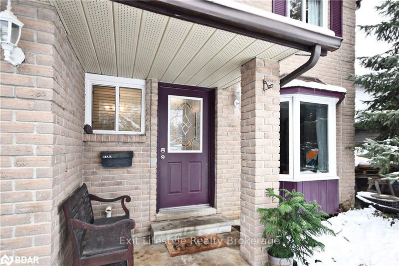 32 Wilson Crt, Barrie, L4N 5K8 | Image 2