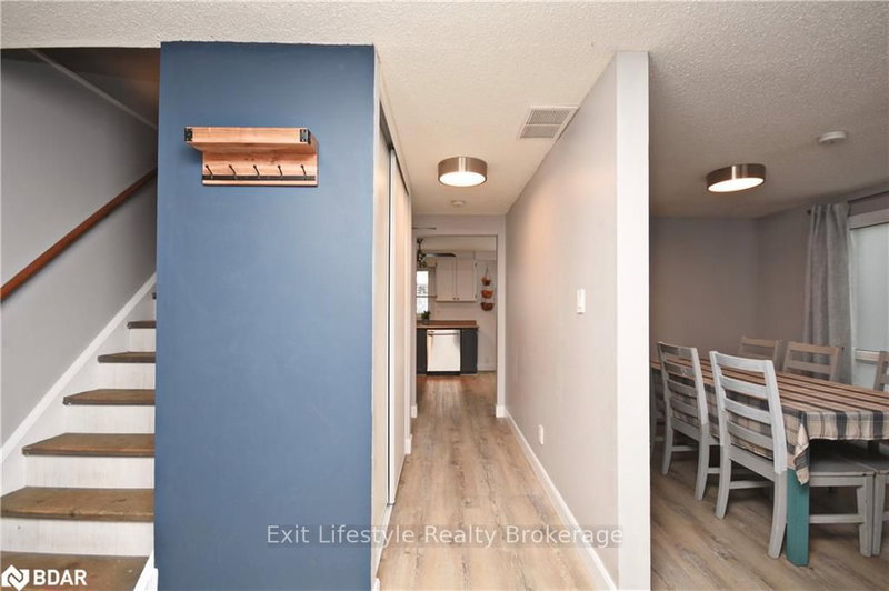 32 Wilson Crt, Barrie, L4N 5K8 | Image 3