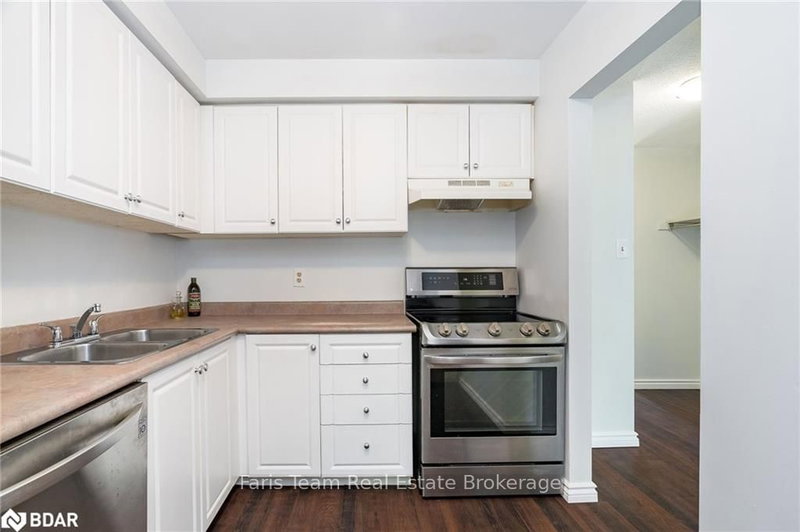 49 Burns Circ, Barrie, L4N 5J8 | Image 3