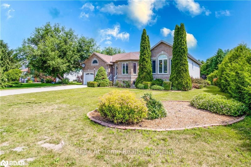 11 Club Crt, Wasaga Beach, L9Z 1J8 | Image 2