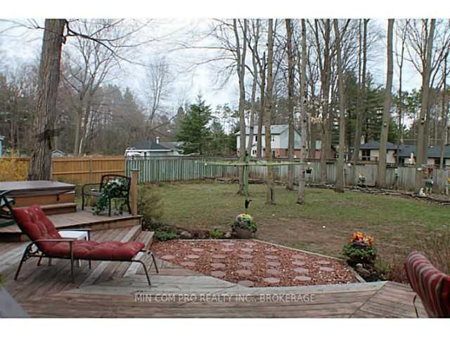 8 Malta Cres, Springwater, L9X 0P2 | Image 2