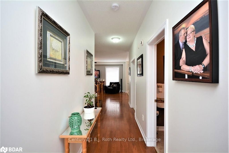 20 The Queensway Way, Barrie, L4M 7H6 | Image 3