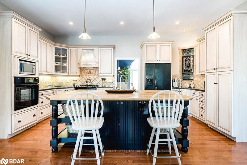 679 Sandy Bay Rd, Tiny, L9M 0H6 | Image 2