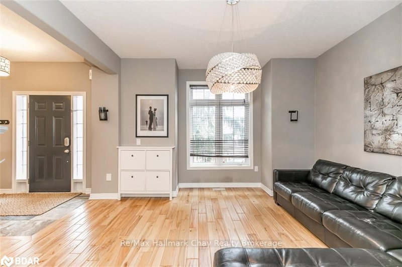 11 Oakmont Ave, Oro-Medonte, L0L 2L0 | Image 2