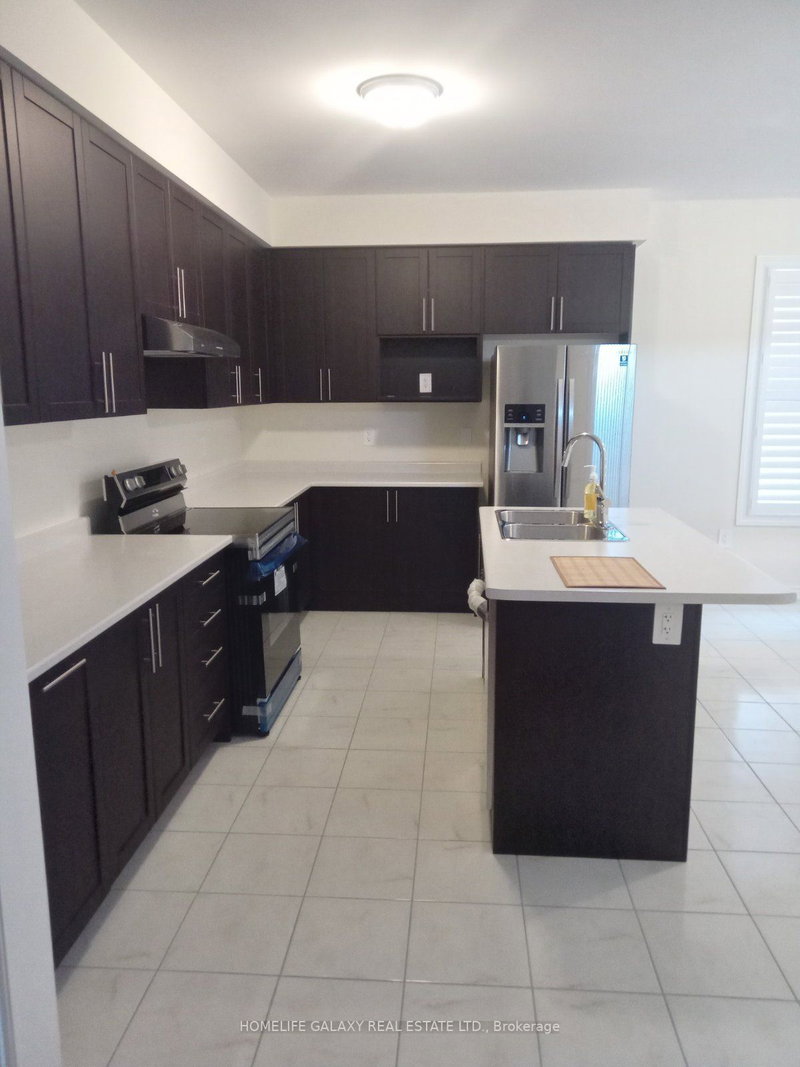 4 Sanford Circ, Springwater, L9X 2A8 | Image 2