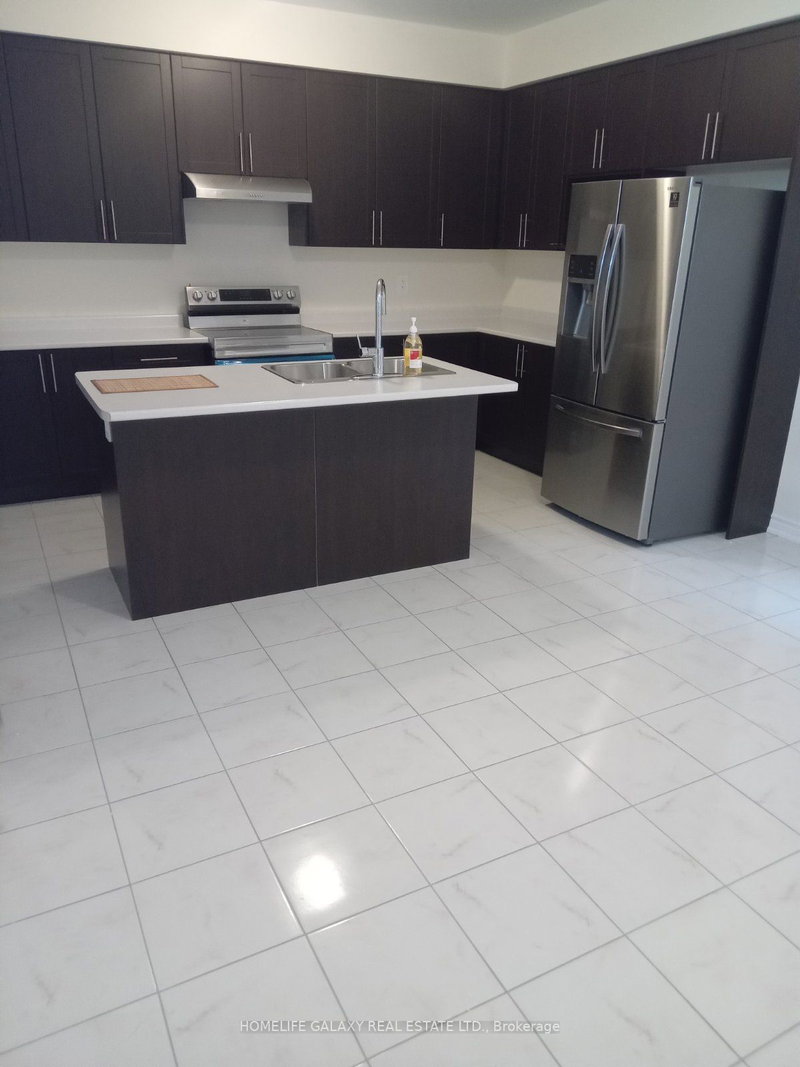 4 Sanford Circ, Springwater, L9X 2A8 | Image 3