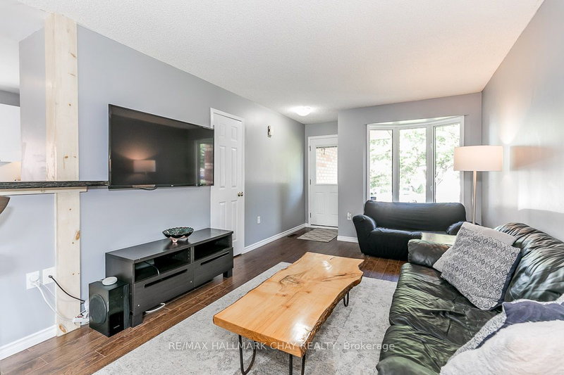 132 Benson Dr, Barrie, L4N 7Y3 | Image 2