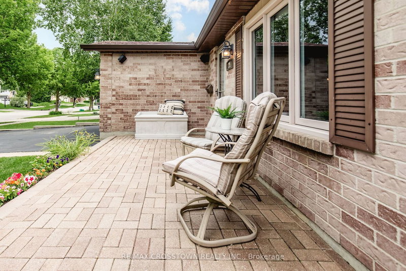 21 Maitland Dr, Barrie, L4M 5W1 | Image 2