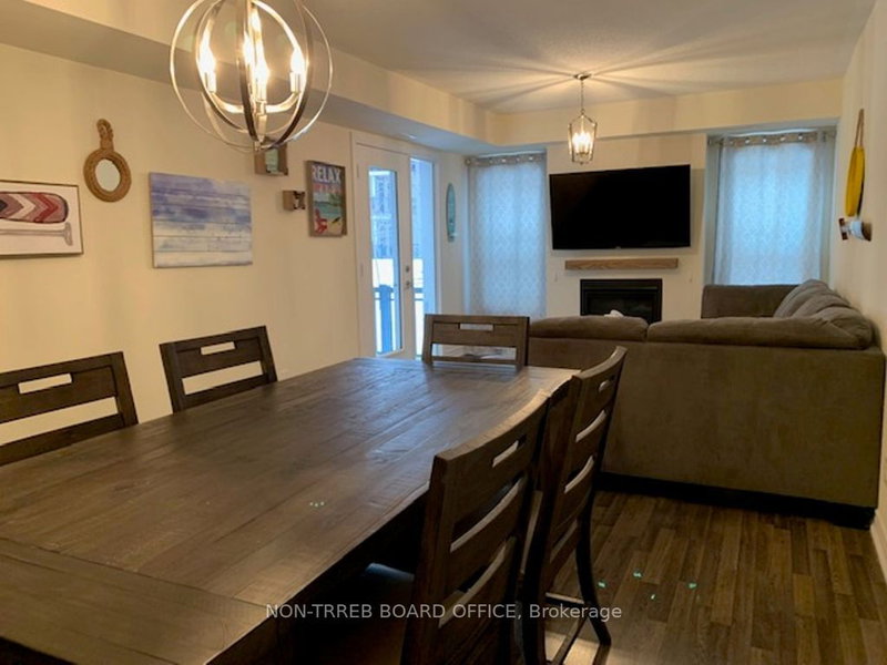 102 - 4 Cove Crt, Collingwood, L9Y 0Y6 | Image 3