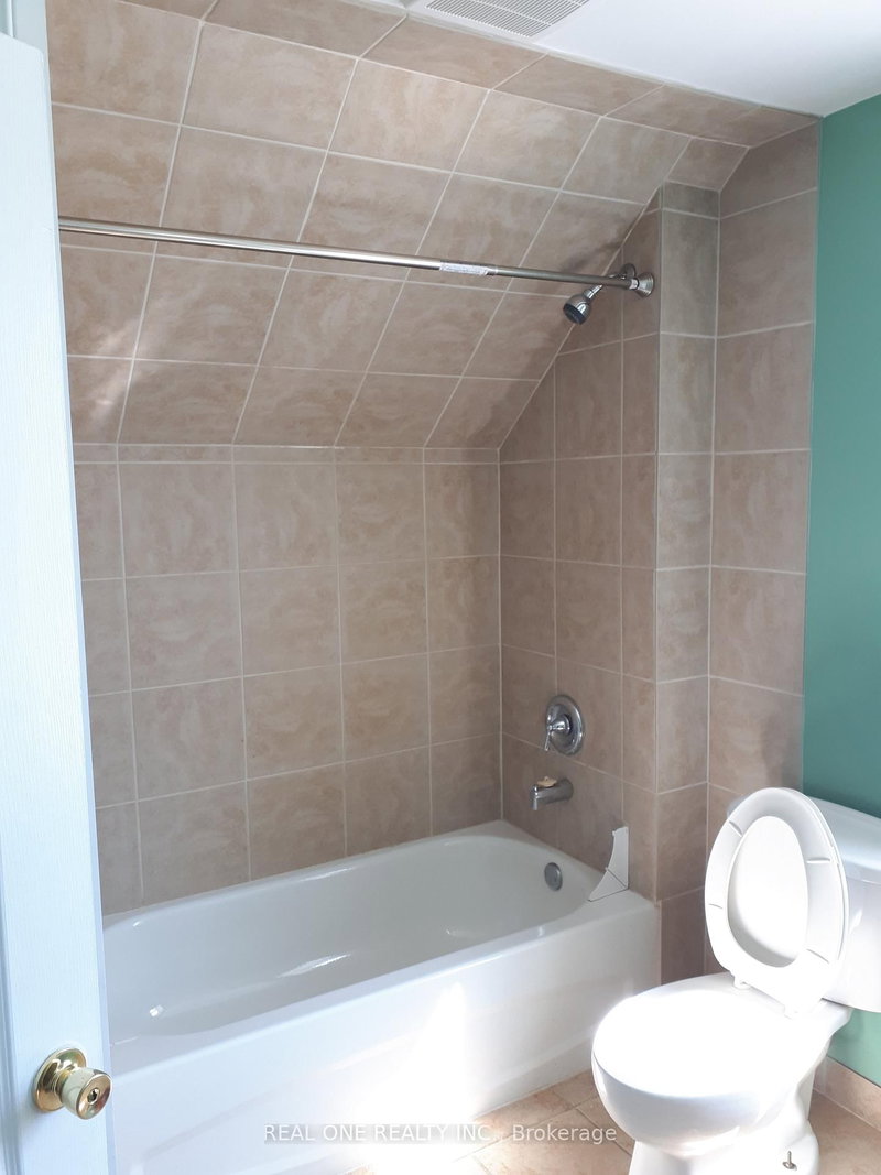 96 John St N, Barrie, L4N 2K5 | Image 2