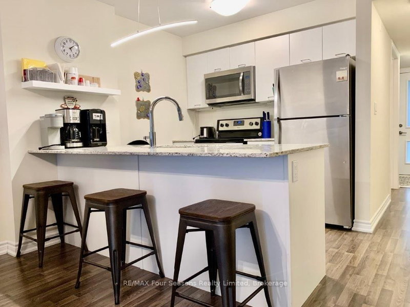 102 - 4 Cove Crt, Collingwood, L9Y 0Y6 | Image 2