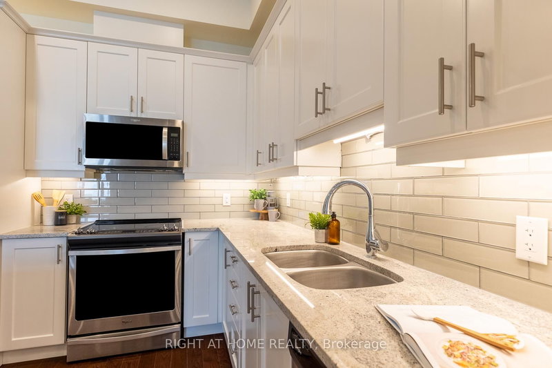 705 - 90 Orchard Point Rd, Orillia, L3V 8K4 | Image 3