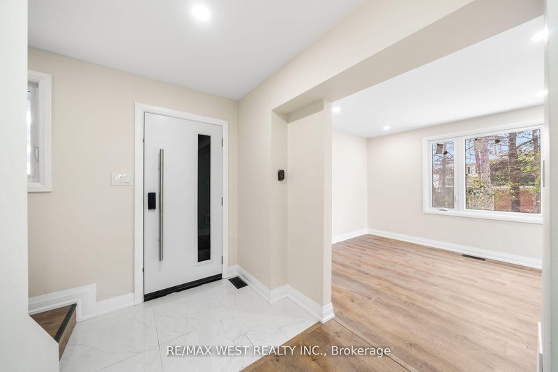 Main - 36 Wilson Crt, Barrie, L4N 5K8 | Image 3