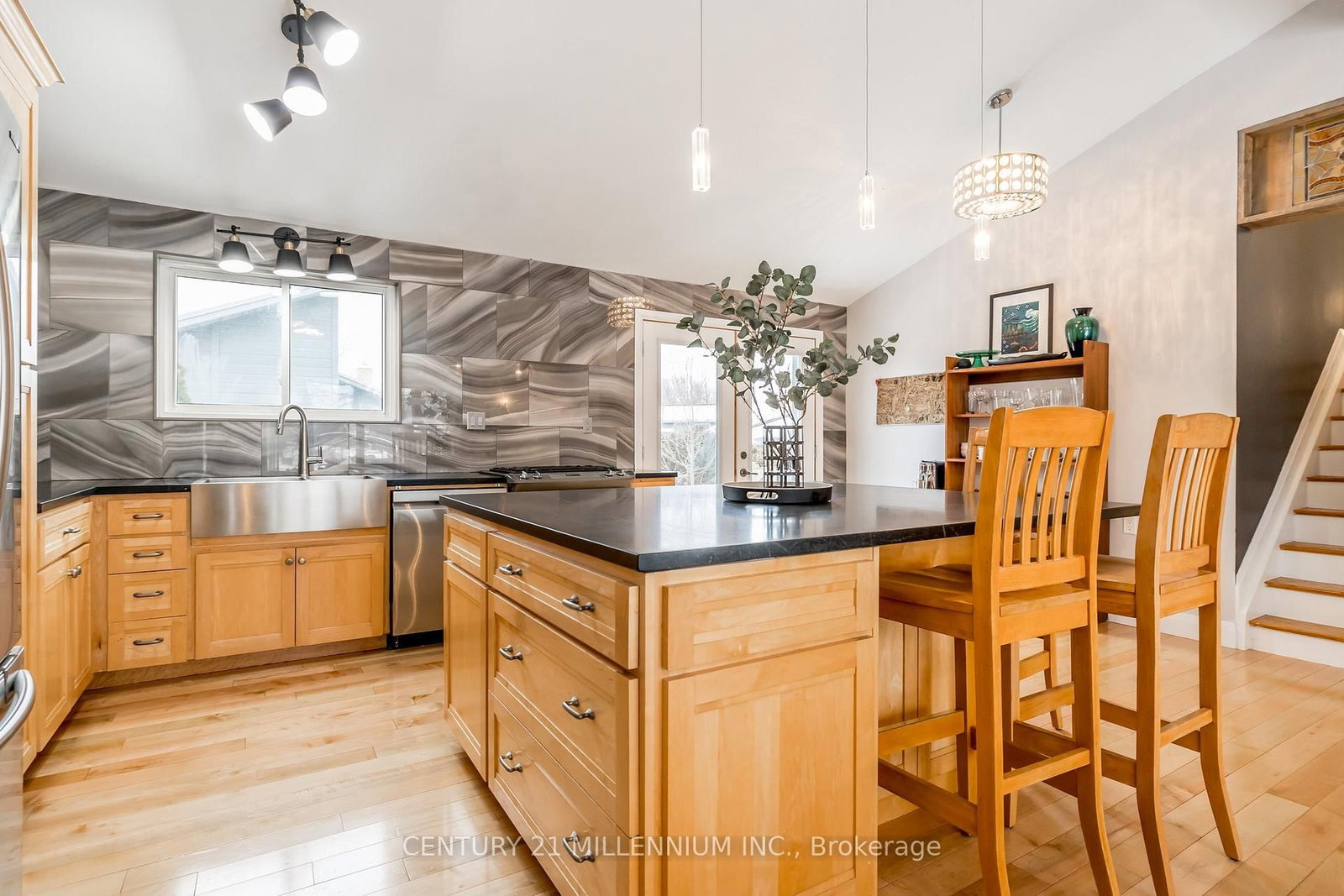 Listing Image 11