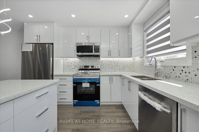 66 Peacock Lane, Barrie, L4N 3R9 | Image 2