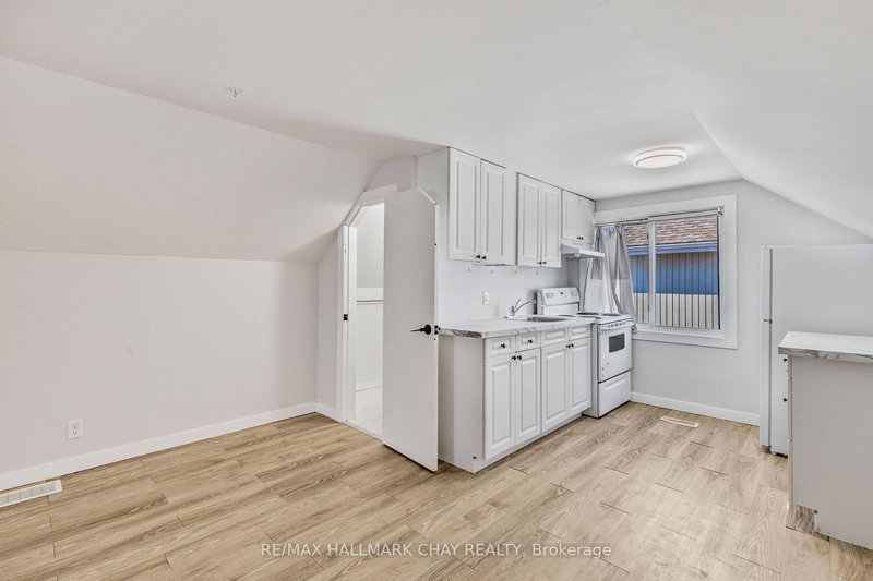 17 Champlain St, Orillia, L3V 2G6 | Image 2