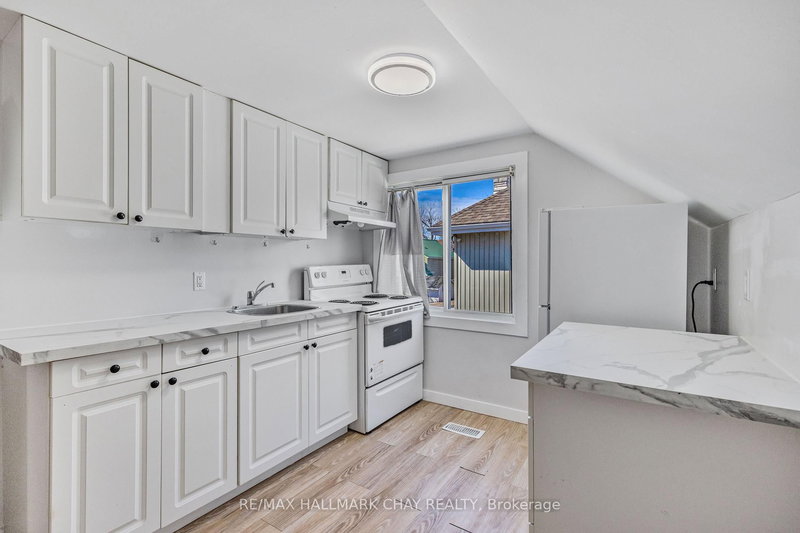 17 Champlain St, Orillia, L3V 2G6 | Image 3