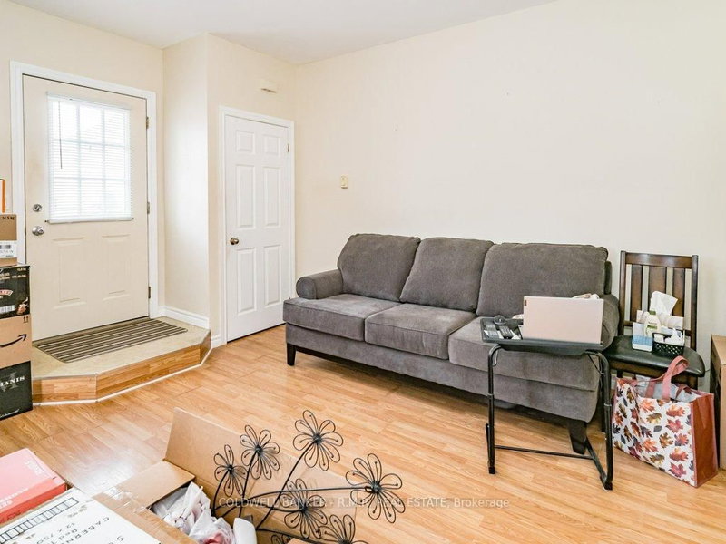 19 South St S, Orillia, L3V 3T1 | Image 3